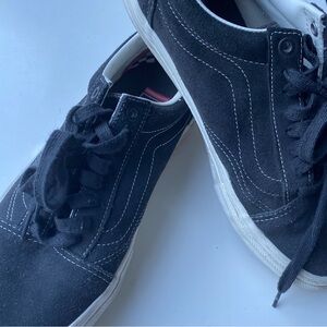 Men’s old school black vans.